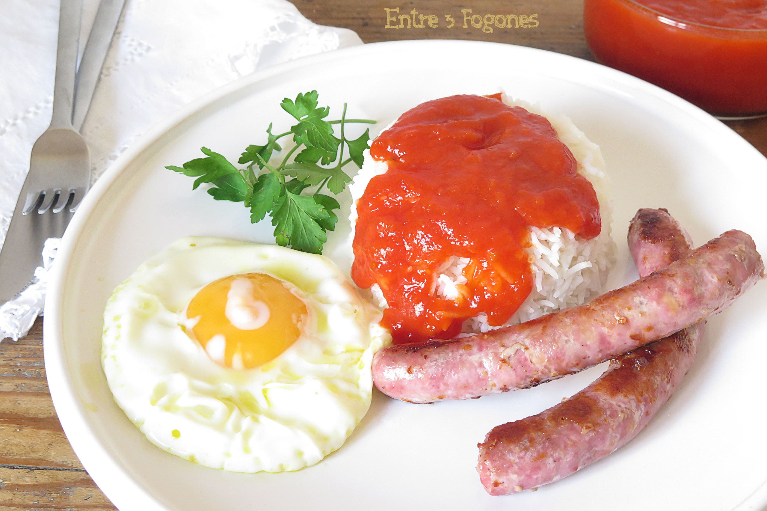 Arroz a la Cubana con Salsa de Tomate y Salchichas Frescas