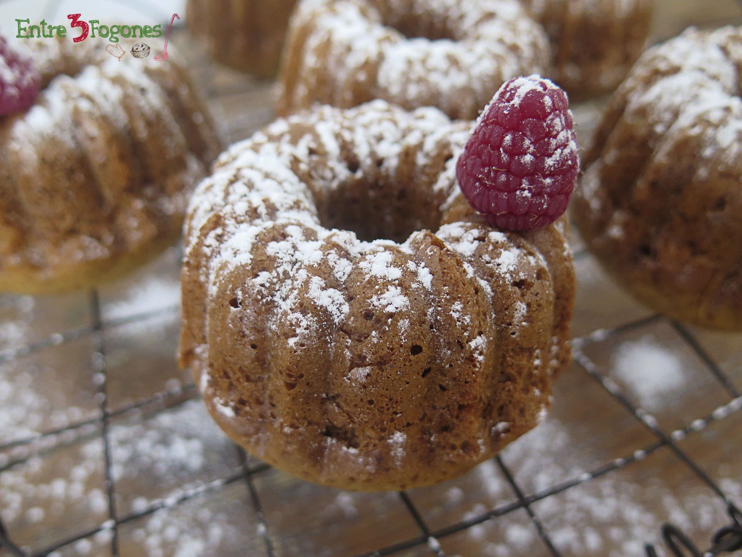 Mini Bundt Cakes de Avellana y Frambuesa