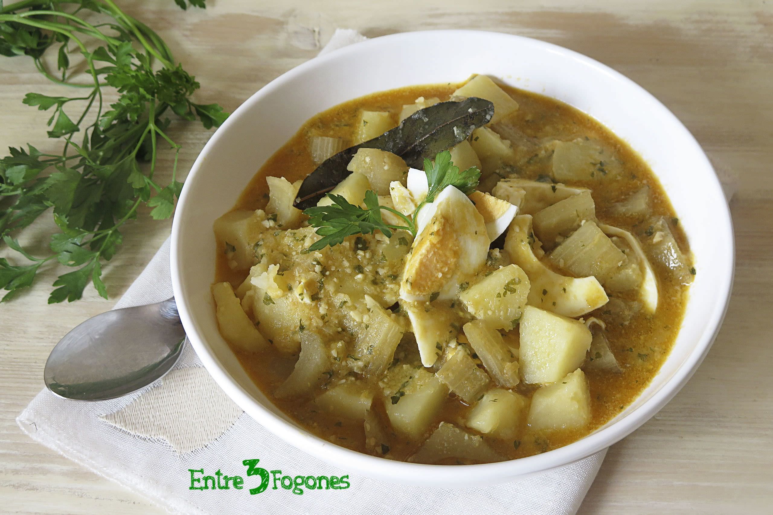 Caldo de Patatas con Cardo y Huevo Cocido