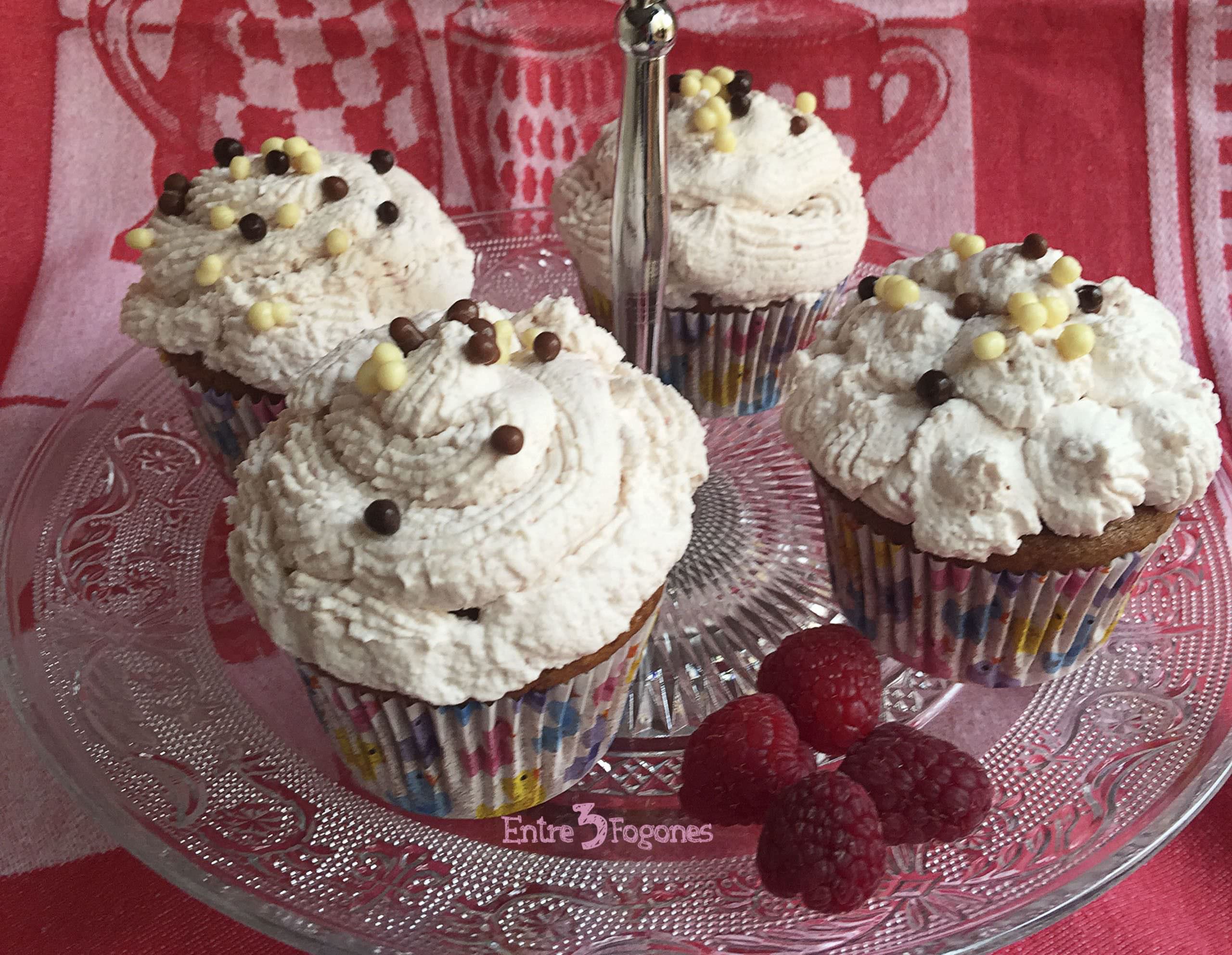 Cup Cakes de Chocolate con Crema de Frambuesas