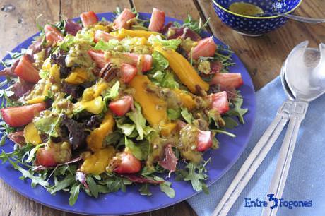 Ensalada de Mango y Fresas con Rúcula y Jamón Serrano