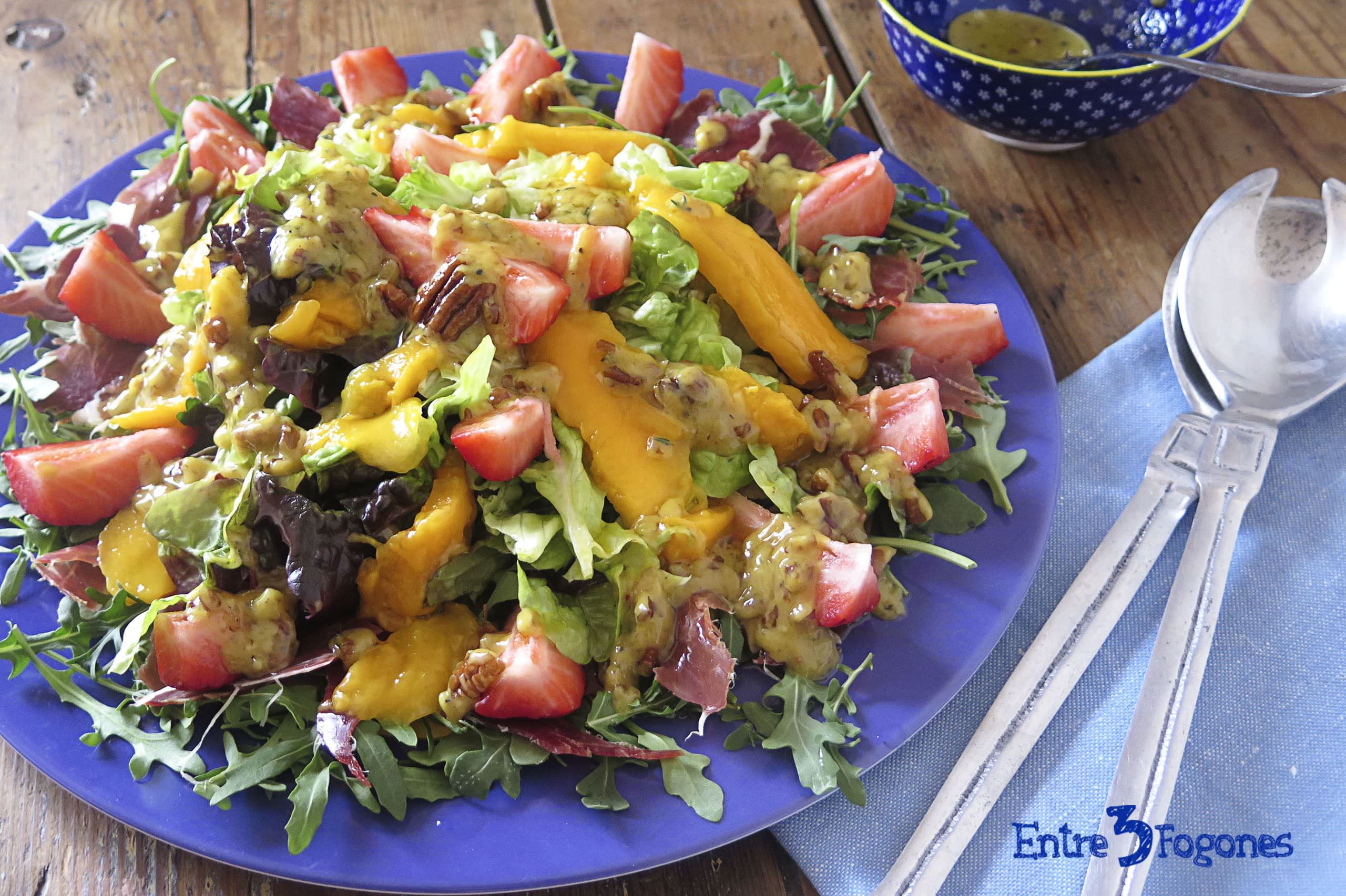 Ensalada de Mango y Fresas con Rúcula y Jamón Serrano