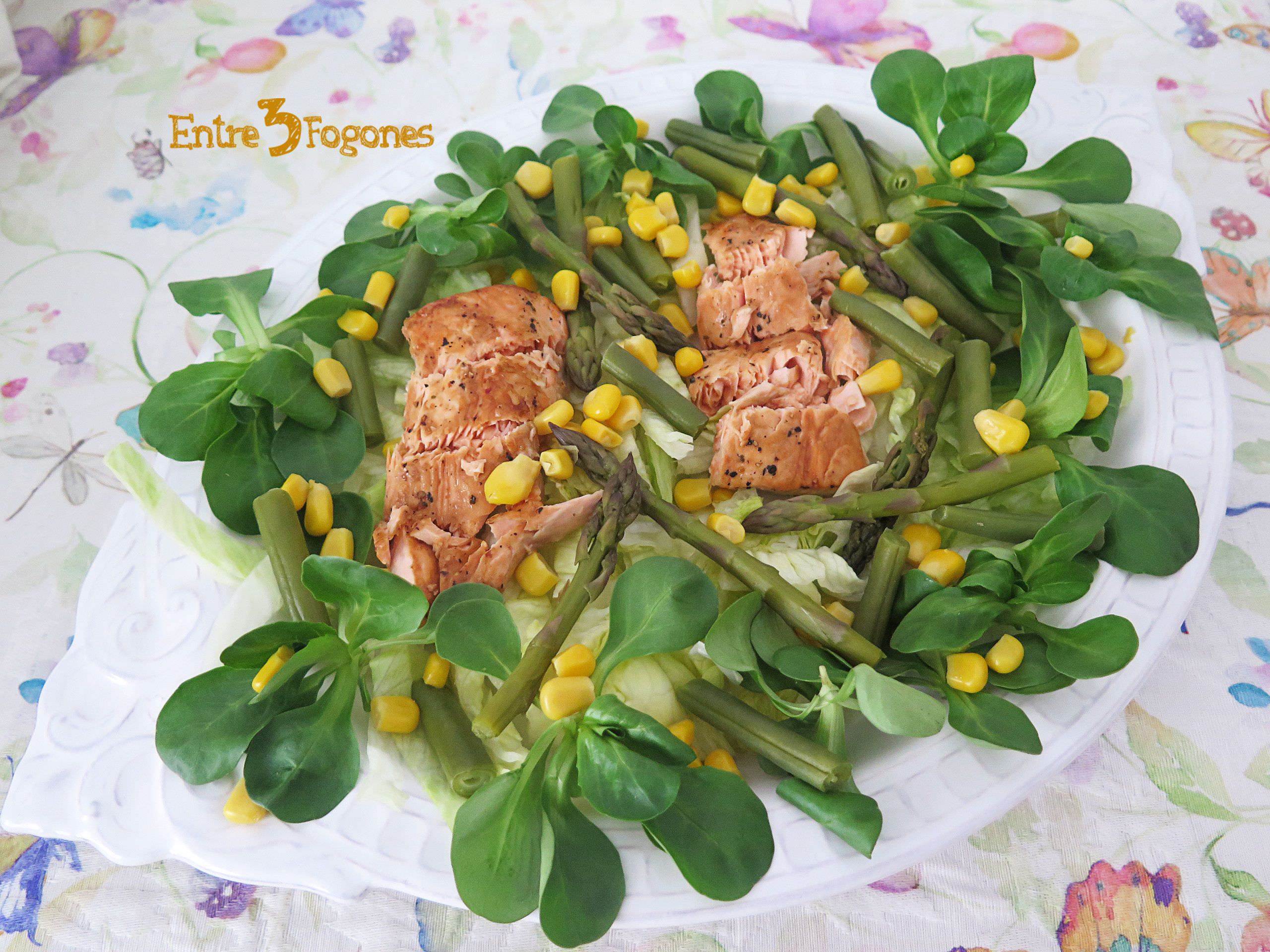 Ensalada de Salmón y Canónigos con Espárragos Verdes y Vinagreta de Mango