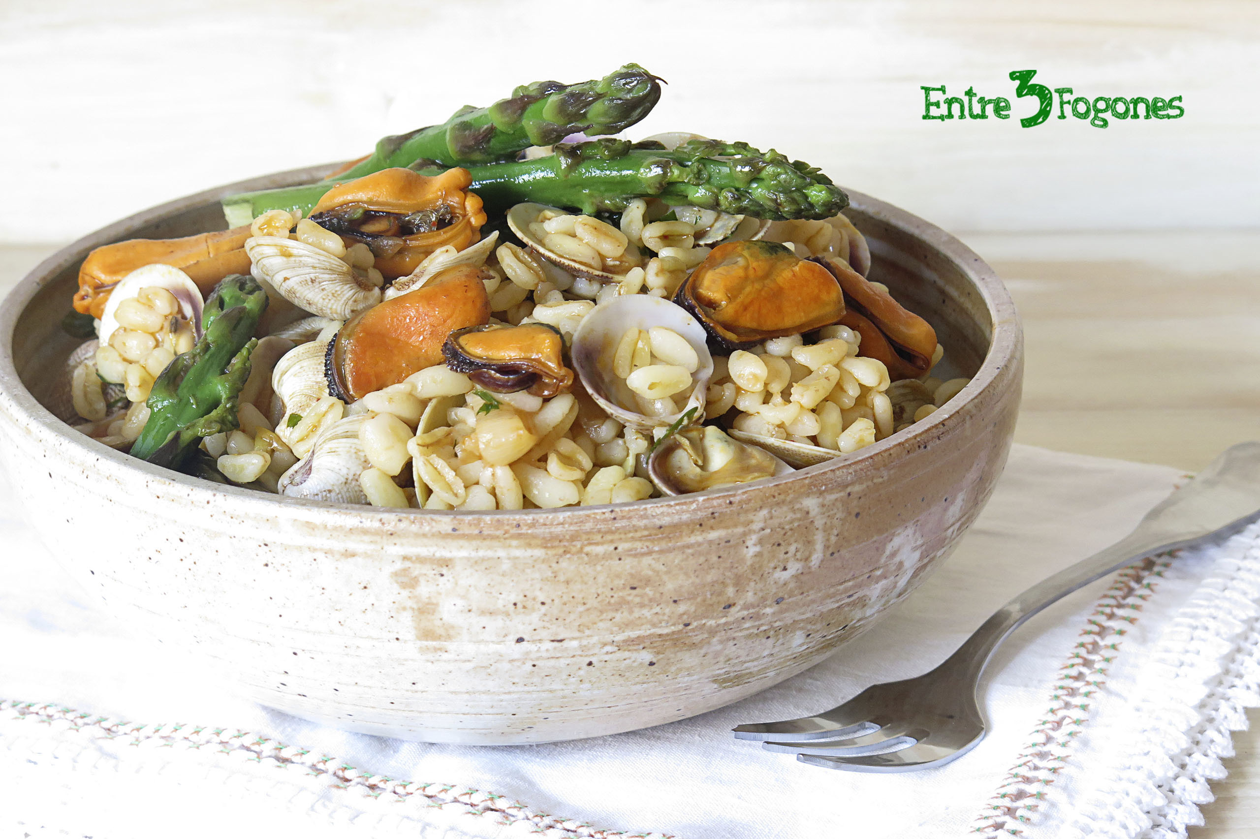 Ensalada de Trigo con Espárragos Verdes y Frutos del Mar