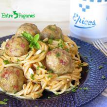 Espaguetis con Pesto Rojo y Albóndigas