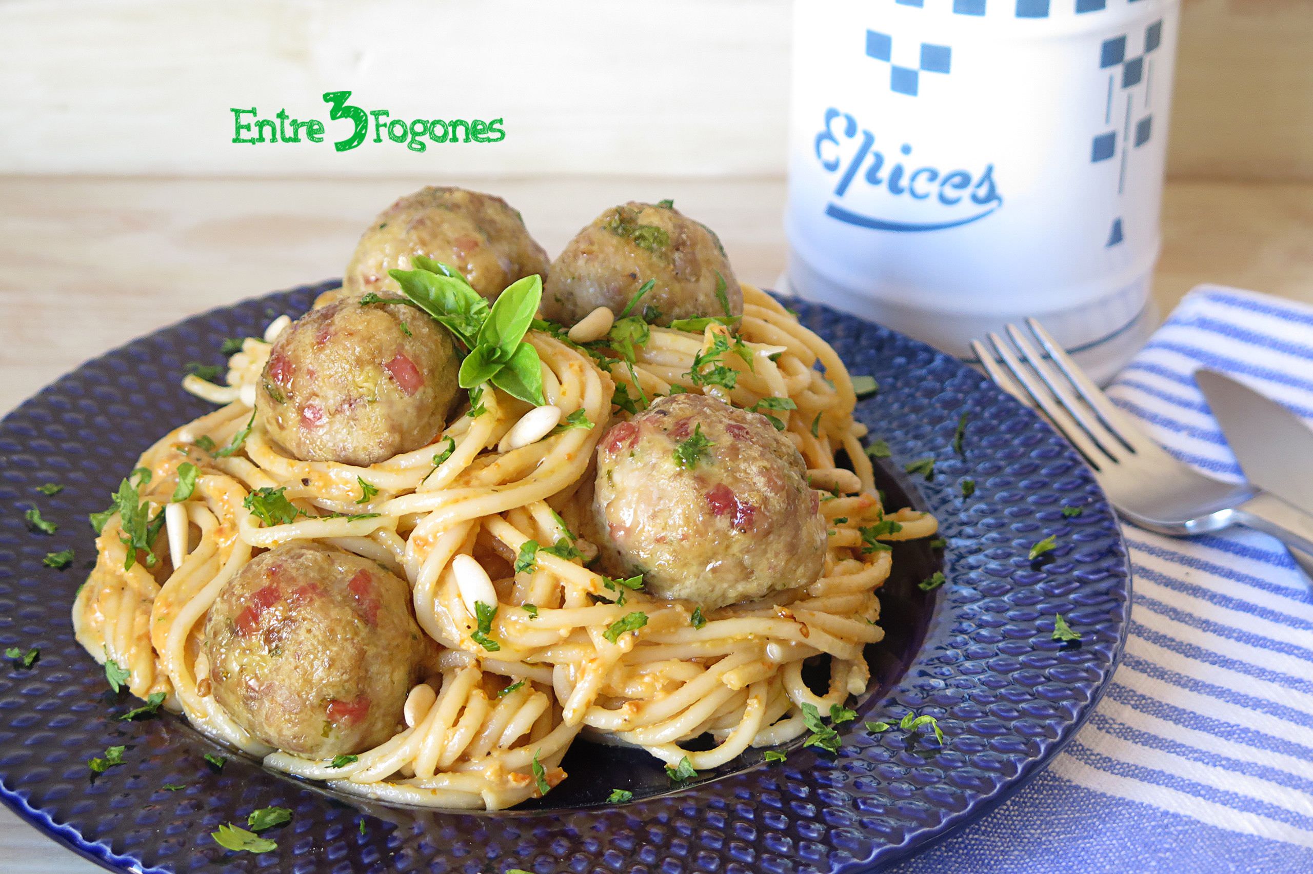 Espaguetis con Pesto Rojo y Albóndigas