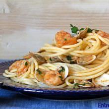 Espaguetis con Gambas y Almejas