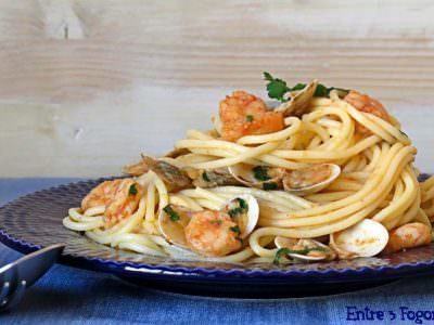Espaguetis con Gambas y Almejas