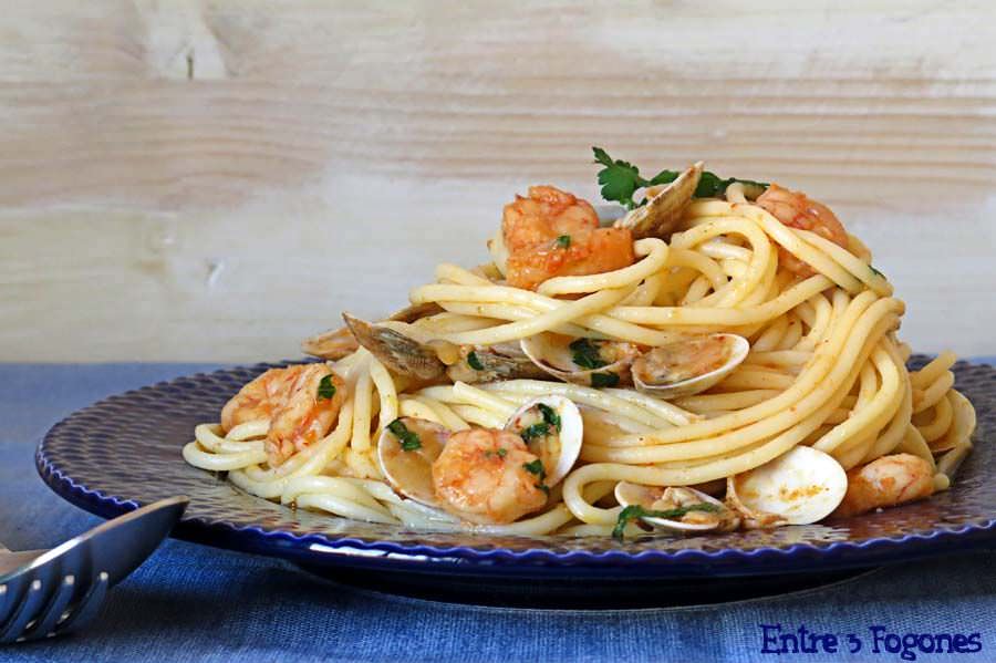 Espaguetis con Gambas y Almejas