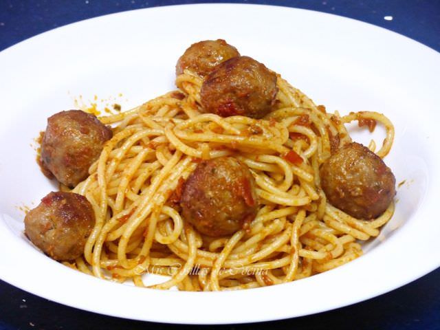 Espaguetis con Pesto y Albóndigas