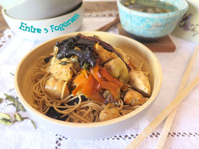 Fideos Chinos con Pollo y Verdura