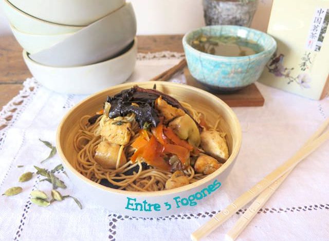 Fideos Chinos con Pollo y Verduras