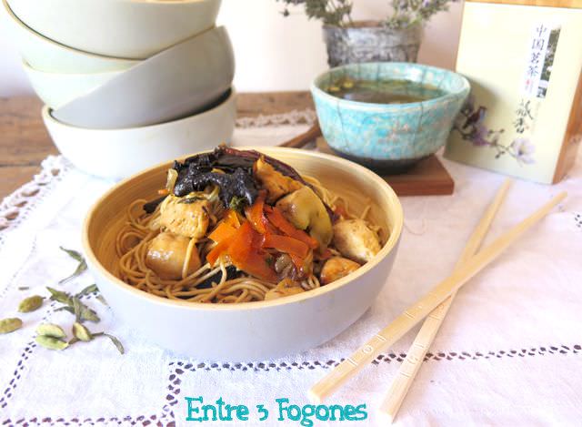 Fideos Chinos con Pollo y Verduras