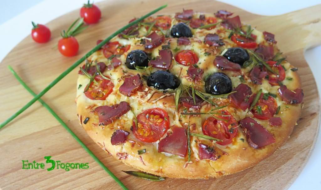 Focaccia con Tomates Cherry y Tasajo Casero Focaccia con Tomates Cherry y Tasajo Casero