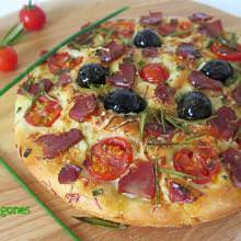 Focaccia con Tomates Cherry y Tasajo Casero