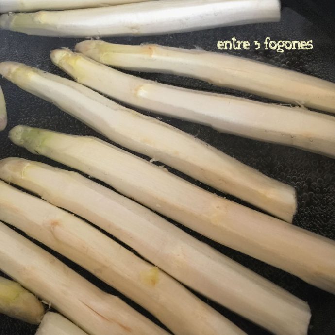 Espárragos blancos en salsa de mostaza y naranja con jamón de pato