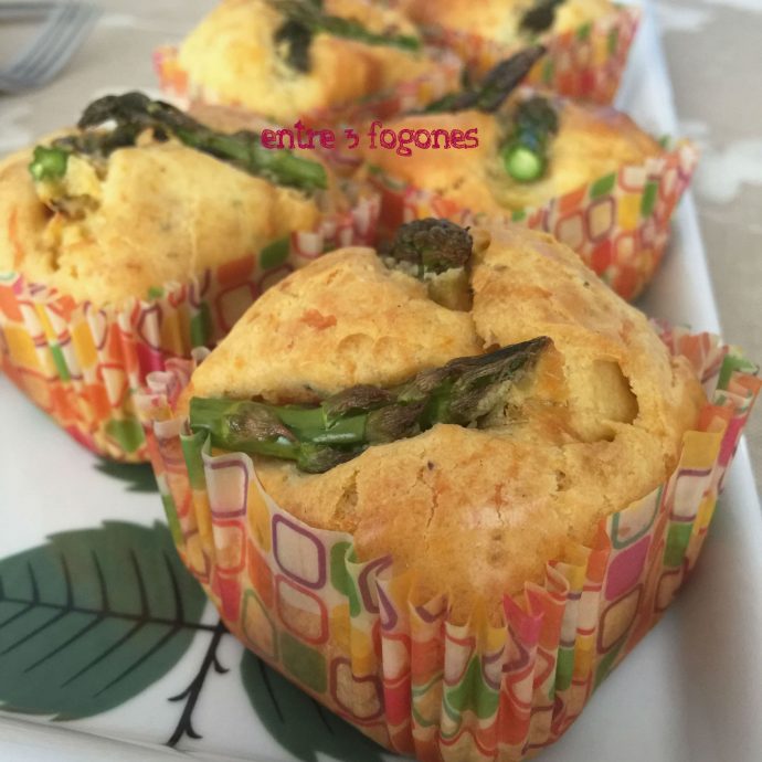 Muffines de espárragos y tomates secos