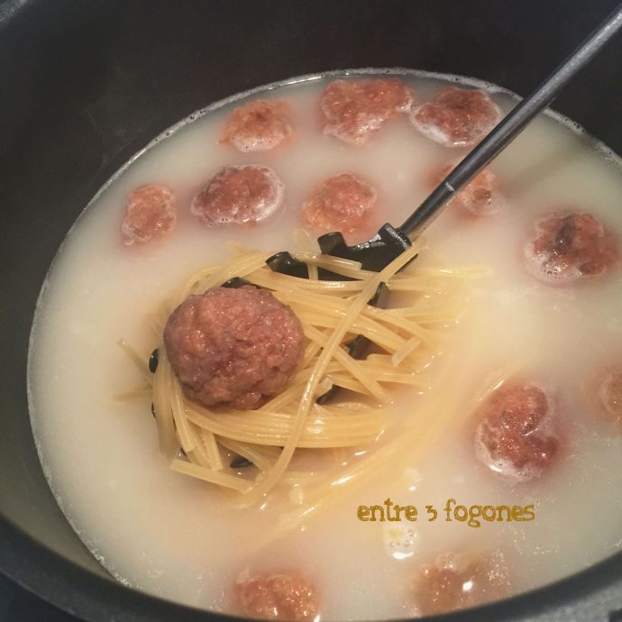 Espaguetis con albóndigas