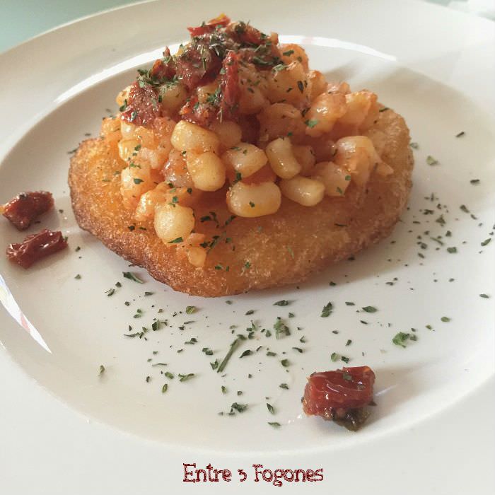 Molletes de Yuca con Calamar y Gambas