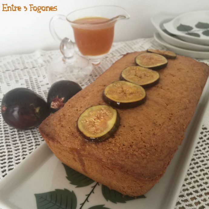 Pastel de higos violetas con almíbar de naranja