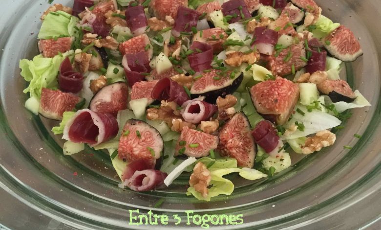 Ensalada de lechuga iceberg con higos violetas y jamón de pato