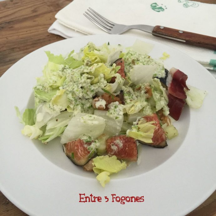 Ensalada de lechuga iceberg con higos violetas y jamón de pato