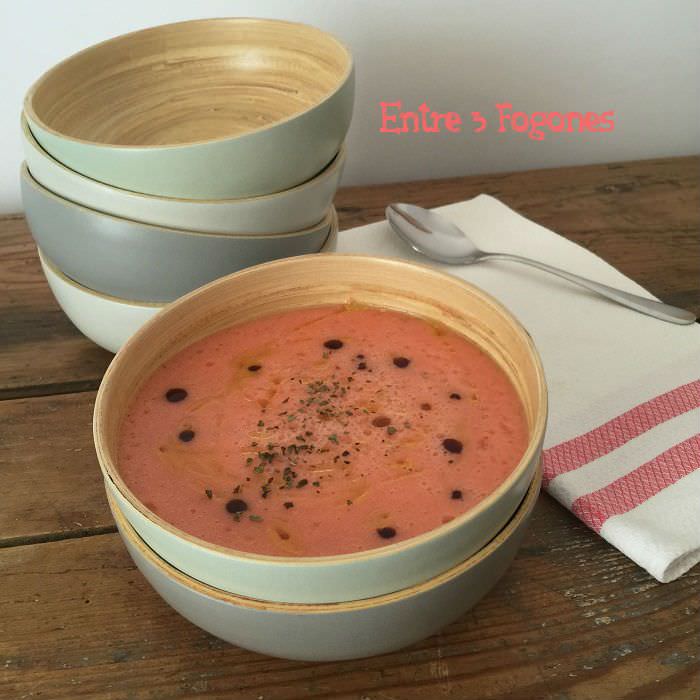 Sopa de tomate y melón