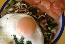 Tosta de salmón con revuelto de espárragos y gulas