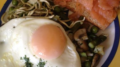 Tosta de salmón con revuelto de espárragos y gulas