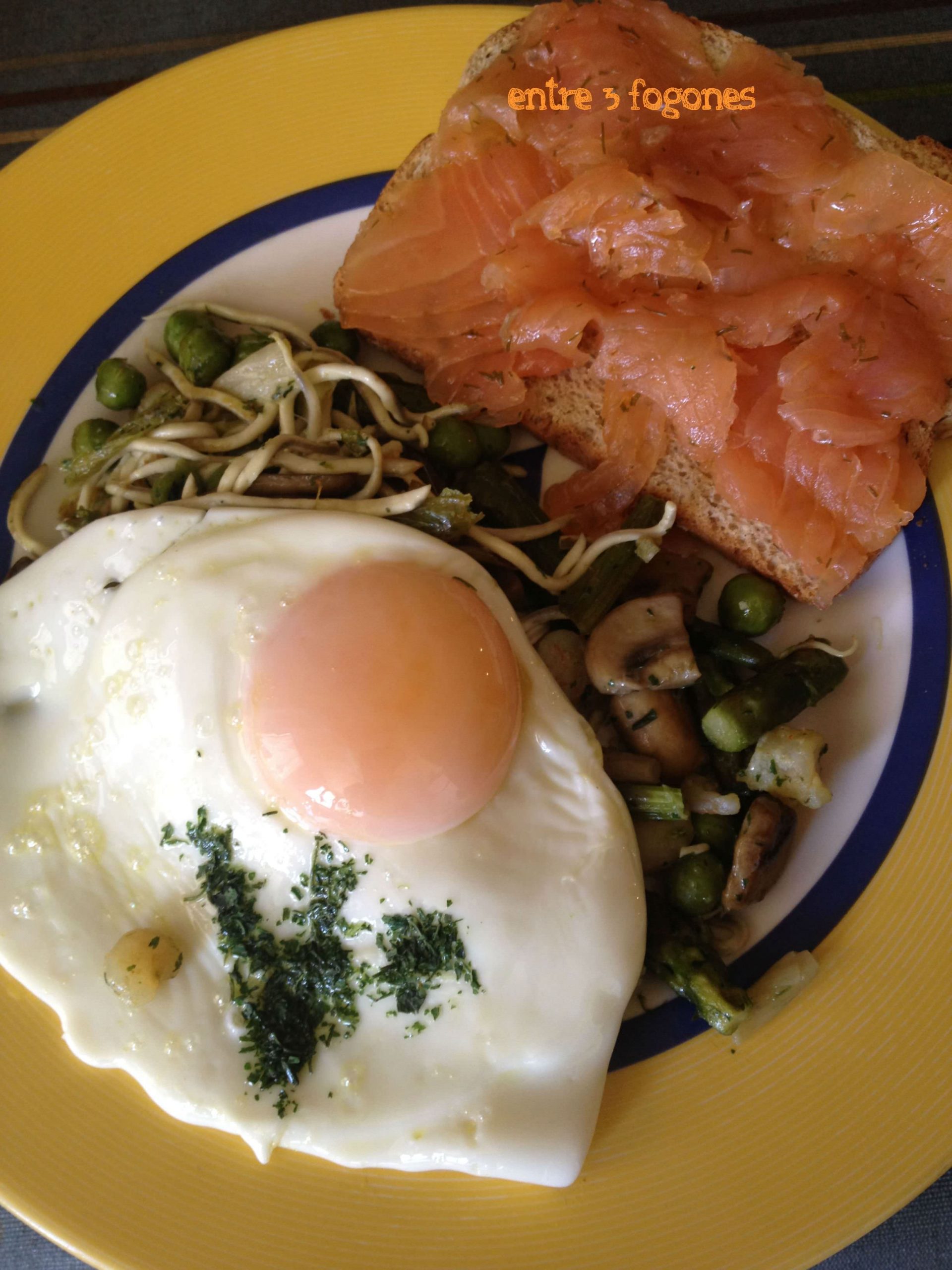 Tosta de salmón con revuelto de espárragos y gulas
