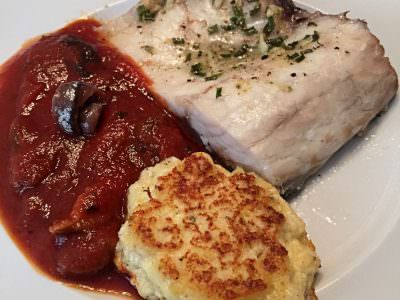 Lubina con Buñuelos de Requesón y Salsa de Tomate con Setas Lubina con Buñuelos de Requesón y Salsa de Tomate con Setas