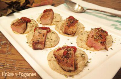 Montadito de Cerdo Ibérico sobre Puré de Pan al Orégano
