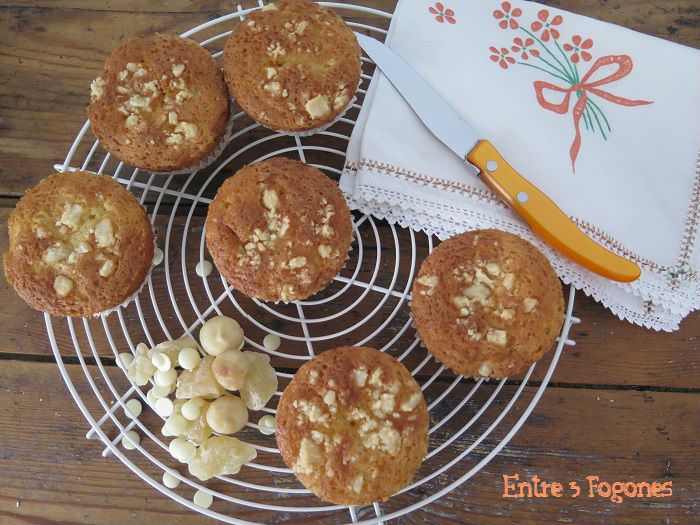 Muffins de chocolate blanco con pera deshidratada y nuez de macadamia Muffins de chocolate blanco con pera deshidratada y nuez de macadamia