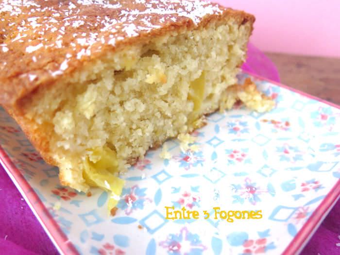 Cortando Cake de Piña Natural y Coco Rallado
