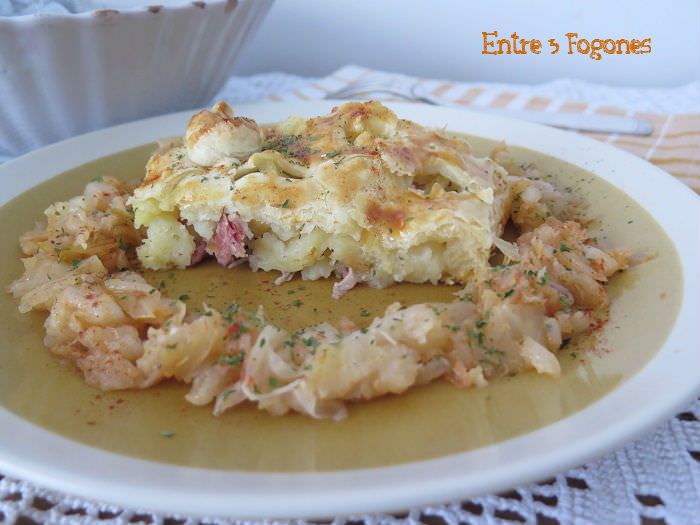 Pie de patata y codillos de cerdo con guarnición de col al pimentón de la Vera