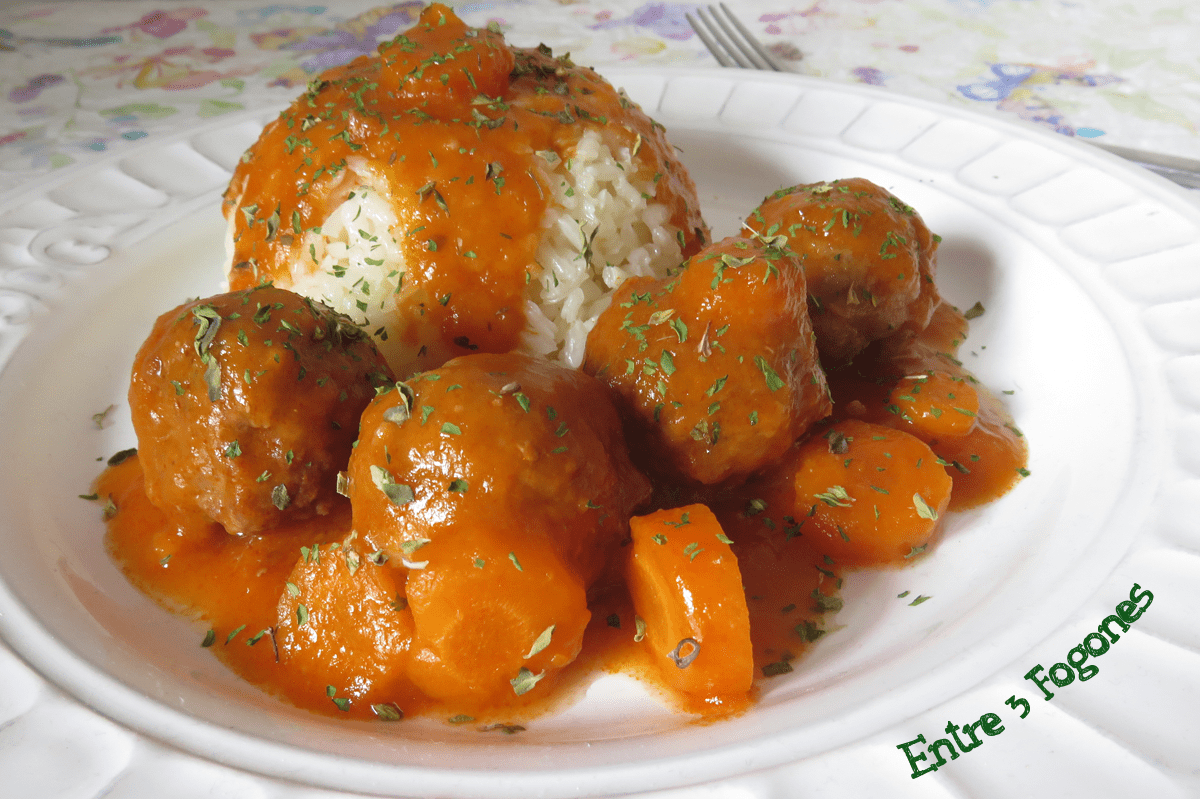 Albóndigas en Salsa de Verdura con Arroz