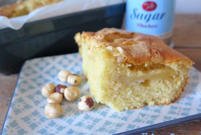 Bizcocho de nata, manzana y avellanas