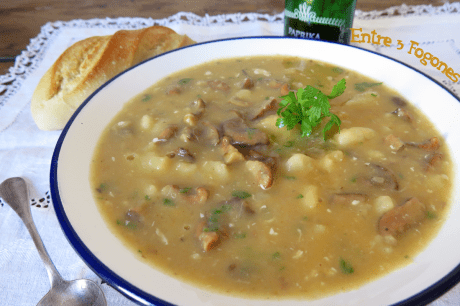 Caldo de Patatas con Níscalos. Receta Manchega