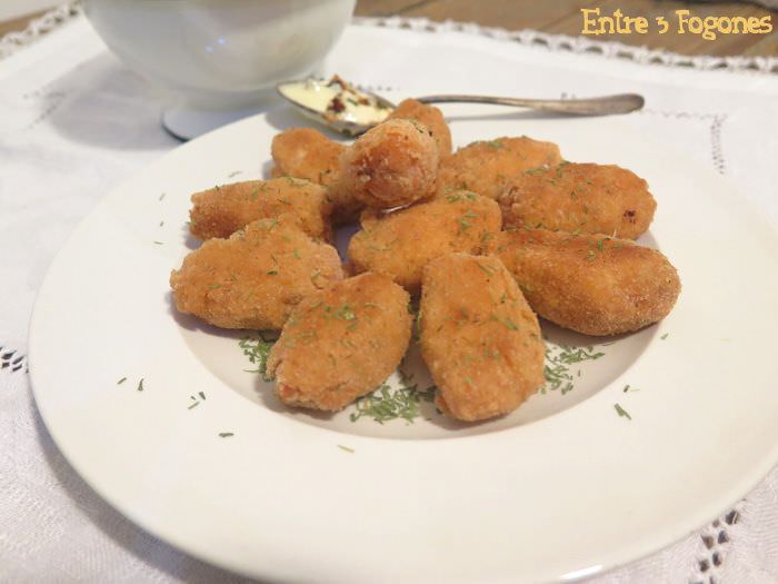Croquetas de Salmón con Dip de Nueces Caramelizadas