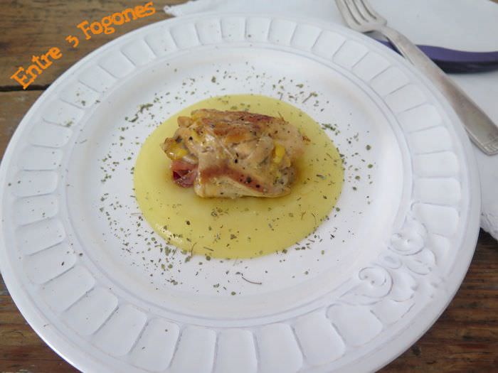 Jamoncitos de Pollo Rellenos de Serrano sobre Crema de Patata Jamoncitos de Pollo Rellenos de Jamón Serrano sobre Puré de Patata