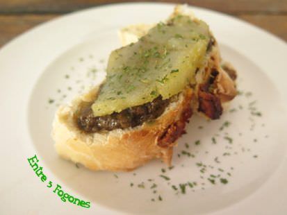 Montadito de Tapenade sobre Pan Casero de Higos