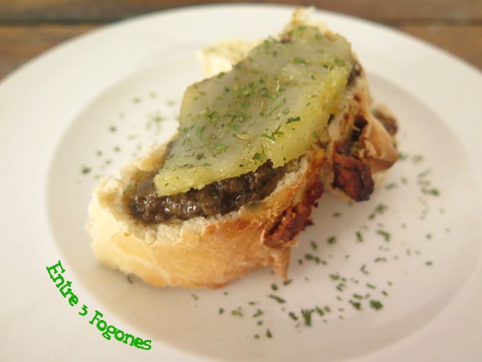 Montadito de Tapenade sobre Pan Casero de Higos