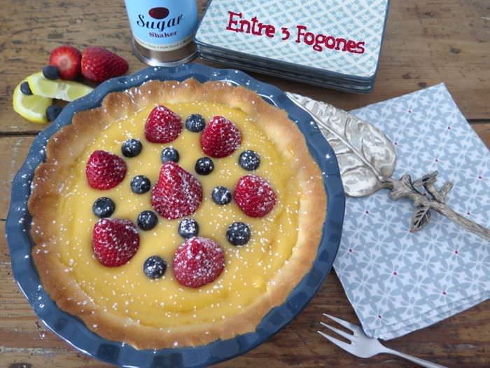 Tarta de Crema Pastelera de Limón con Fresas y Arándanos Tarta de Crema de Limón con Fresas y Arándanos