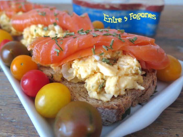 Tostadas de Huevos «Brouillés» con Trucha Ahumada