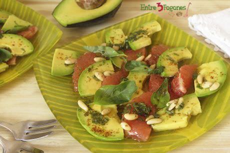 Receta Ensalada de Aguacate y Pomelo Rosa con Aliño de Albahaca
