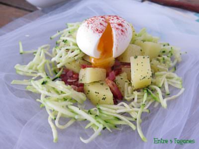 Receta Ensalada de Patatas con Huevo Mollet, Calabacín y Bacon
