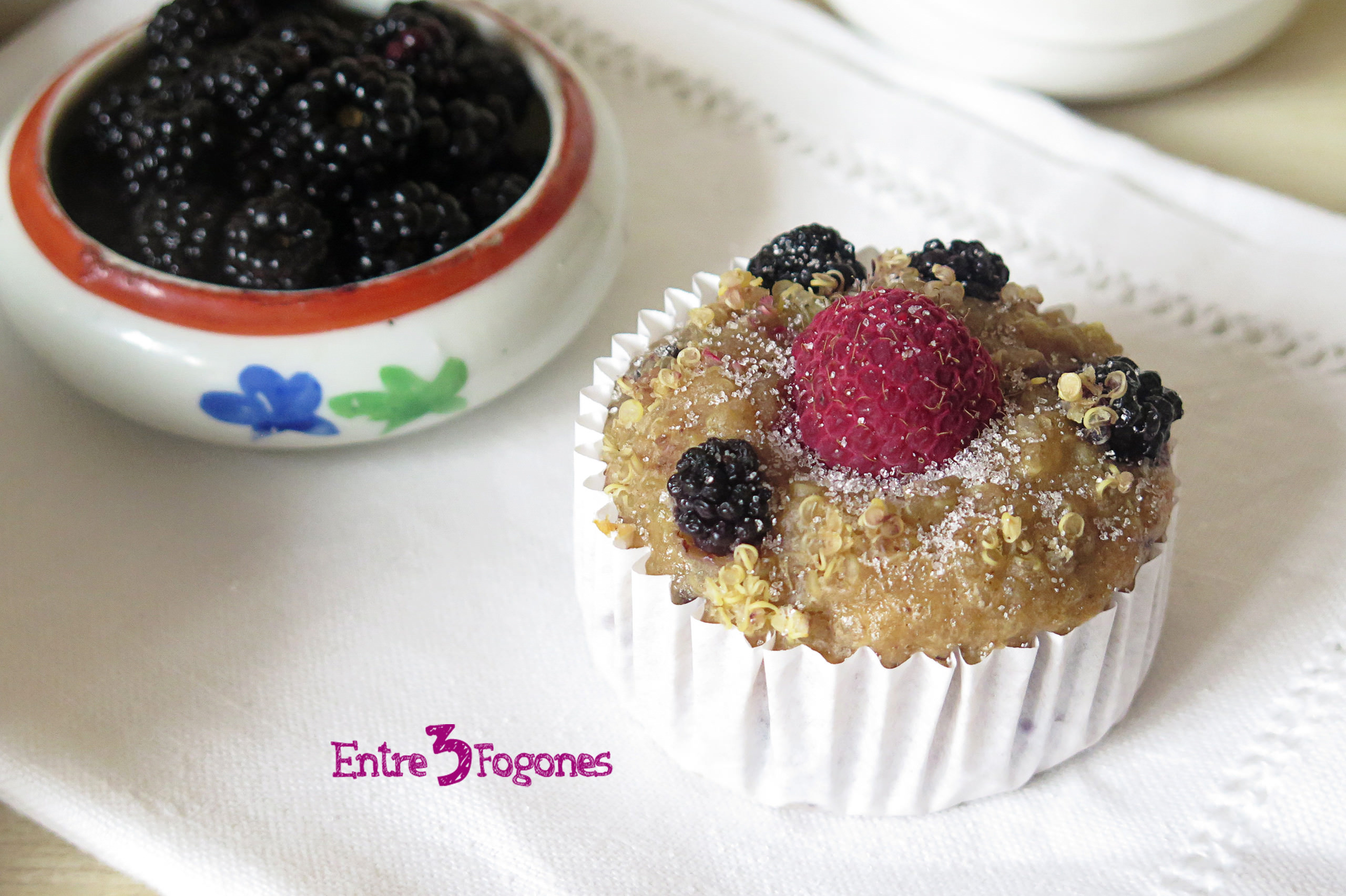 Receta Muffins Veganos de Plátano con Quinoa, Moras y Frambuesas Receta Muffins Veganos de Plátano con Quinoa, Moras y Frambuesas