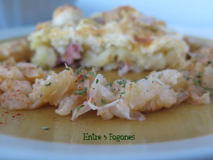 Receta Pie de patata y codillos de cerdo con guarnición de col al pimentón de la Vera Receta Pie de patata y codillos de cerdo con guarnición de col al pimentón de la Vera