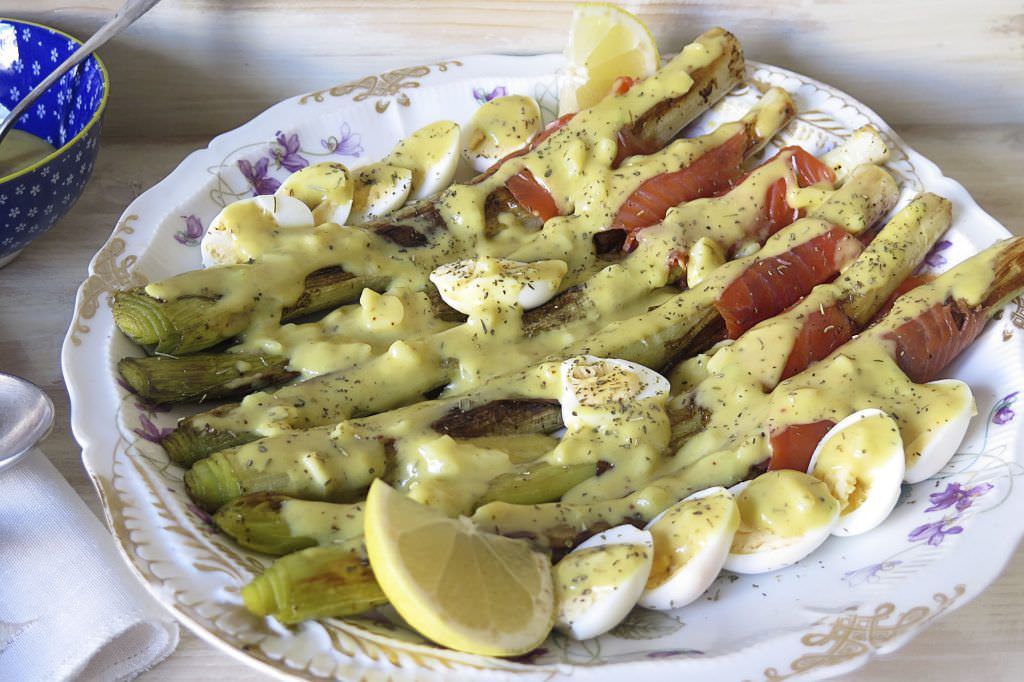 Receta Puerros a la Vinagreta con Trucha Ahumada y Huevos de Codorniz