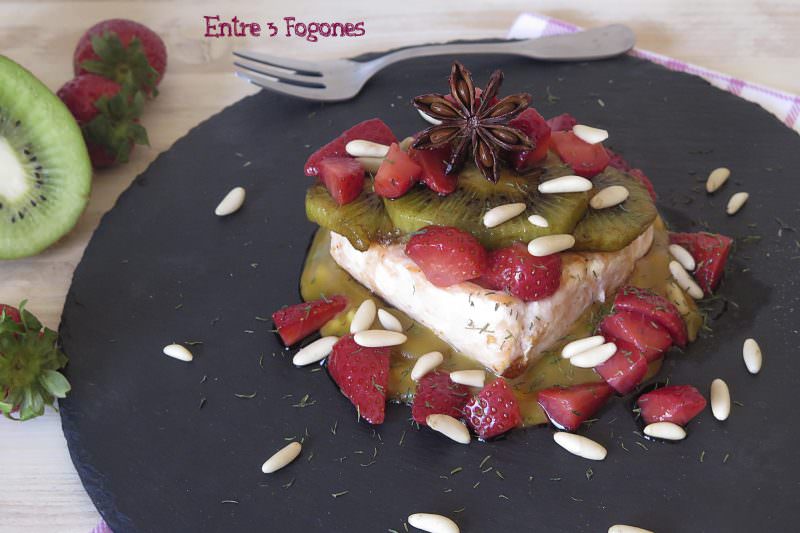 Salmón a la Plancha y Kiwi con Vinagreta de Mostaza y Fresas Salmón a la Plancha y Kiwi con Vinagreta de Mostaza y Fresas